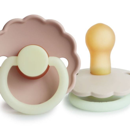https://www.vanastenbabysuperstore.nl/media/catalog/product/8/2/8292800225_1_fopspeen_frigg_daisy_glow_night_618mnd_creamblush_2st.jpg
