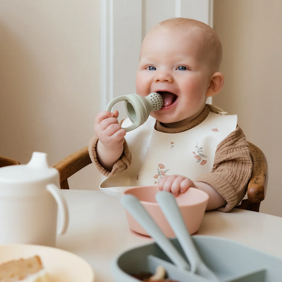 https://www.vanastenbabysuperstore.nl/media/catalog/product/8/2/8292800227_2_fruitspeen_mushie_siliconen_sage_2st.png