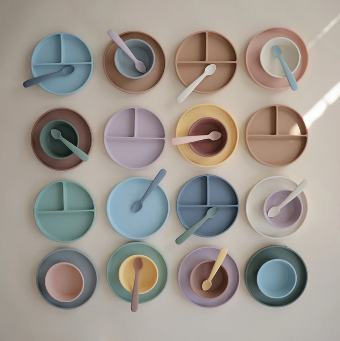 https://www.vanastenbabysuperstore.nl/media/catalog/product/8/2/8292800234_2_bord_mushie_rond_silicone_met_zuignap_cambridge_blue.png