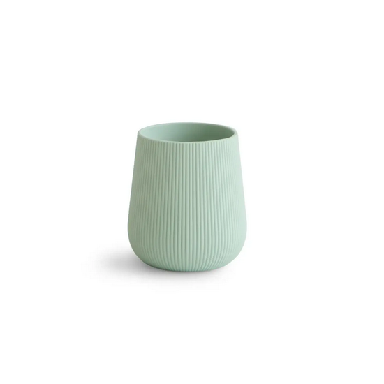 https://www.vanastenbabysuperstore.nl/media/catalog/product/8/2/8292800249_1_beker_mushie_starter_cambridge_blue.png