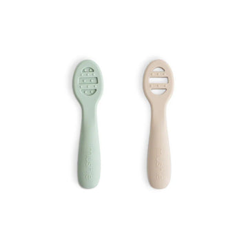 https://www.vanastenbabysuperstore.nl/media/catalog/product/8/2/8292800251_1_lepels_mushie_eerste_voeding_siliconen_cambridge_blueshifting_sand_2st.jpg