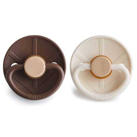 https://www.vanastenbabysuperstore.nl/media/catalog/product/8/2/8292800253_2_fopspeen_frigg_little_viking_06mnd_cocoacream_2st.jpg