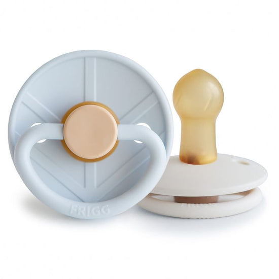 https://www.vanastenbabysuperstore.nl/media/catalog/product/8/2/8292800261_1_fopspeen_frigg_little_viking_06mnd_powder_bluecream_2st.jpg