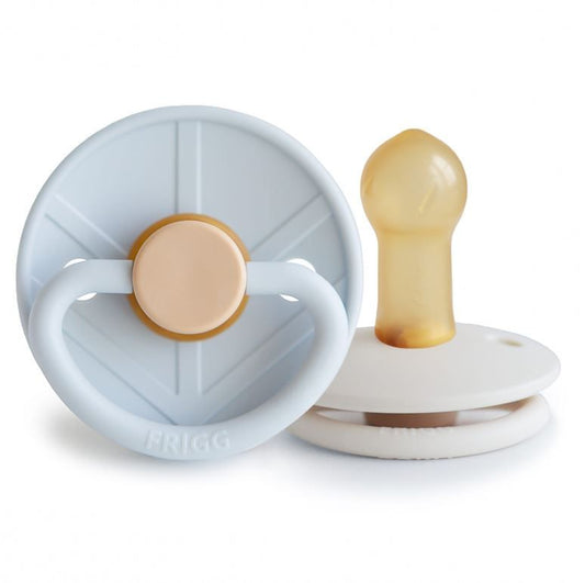 https://www.vanastenbabysuperstore.nl/media/catalog/product/8/2/8292800262_1_fopspeen_frigg_little_viking_618mnd_powder_bluecream_2st.jpg