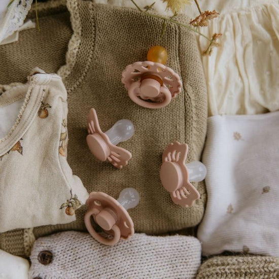 https://www.vanastenbabysuperstore.nl/media/catalog/product/8/2/8292800267_2_fopspeen_startersset_blush_06mnd.jpg
