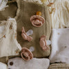 https://www.vanastenbabysuperstore.nl/media/catalog/product/8/2/8292800267_2_fopspeen_startersset_blush_06mnd.jpg