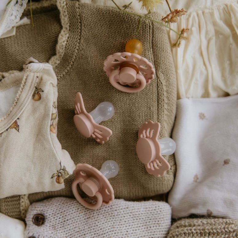 https://www.vanastenbabysuperstore.nl/media/catalog/product/8/2/8292800267_2_fopspeen_startersset_blush_06mnd.jpg