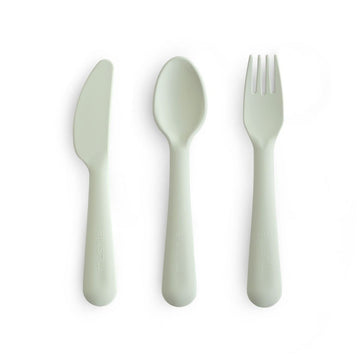https://www.vanastenbabysuperstore.nl/media/catalog/product/8/2/8292800270_1_bestekset_mushie_sage.jpg