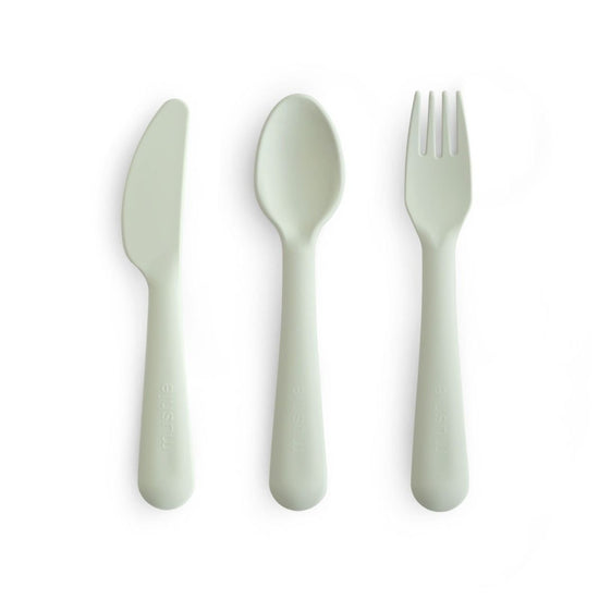 https://www.vanastenbabysuperstore.nl/media/catalog/product/8/2/8292800270_1_bestekset_mushie_sage.jpg