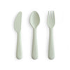 https://www.vanastenbabysuperstore.nl/media/catalog/product/8/2/8292800270_1_bestekset_mushie_sage.jpg