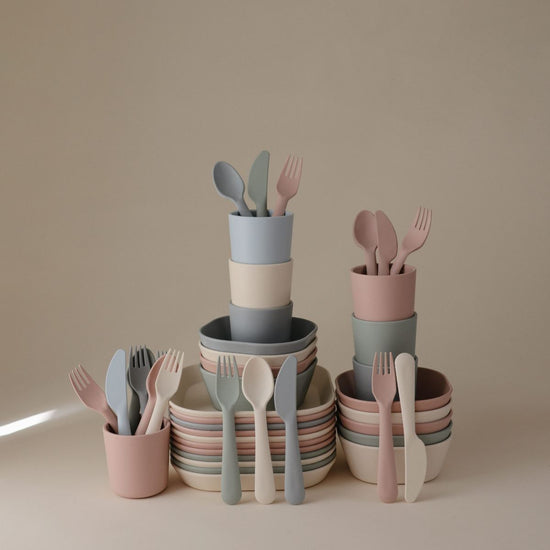 https://www.vanastenbabysuperstore.nl/media/catalog/product/8/2/8292800270_2_bestekset_mushie_sage.jpg