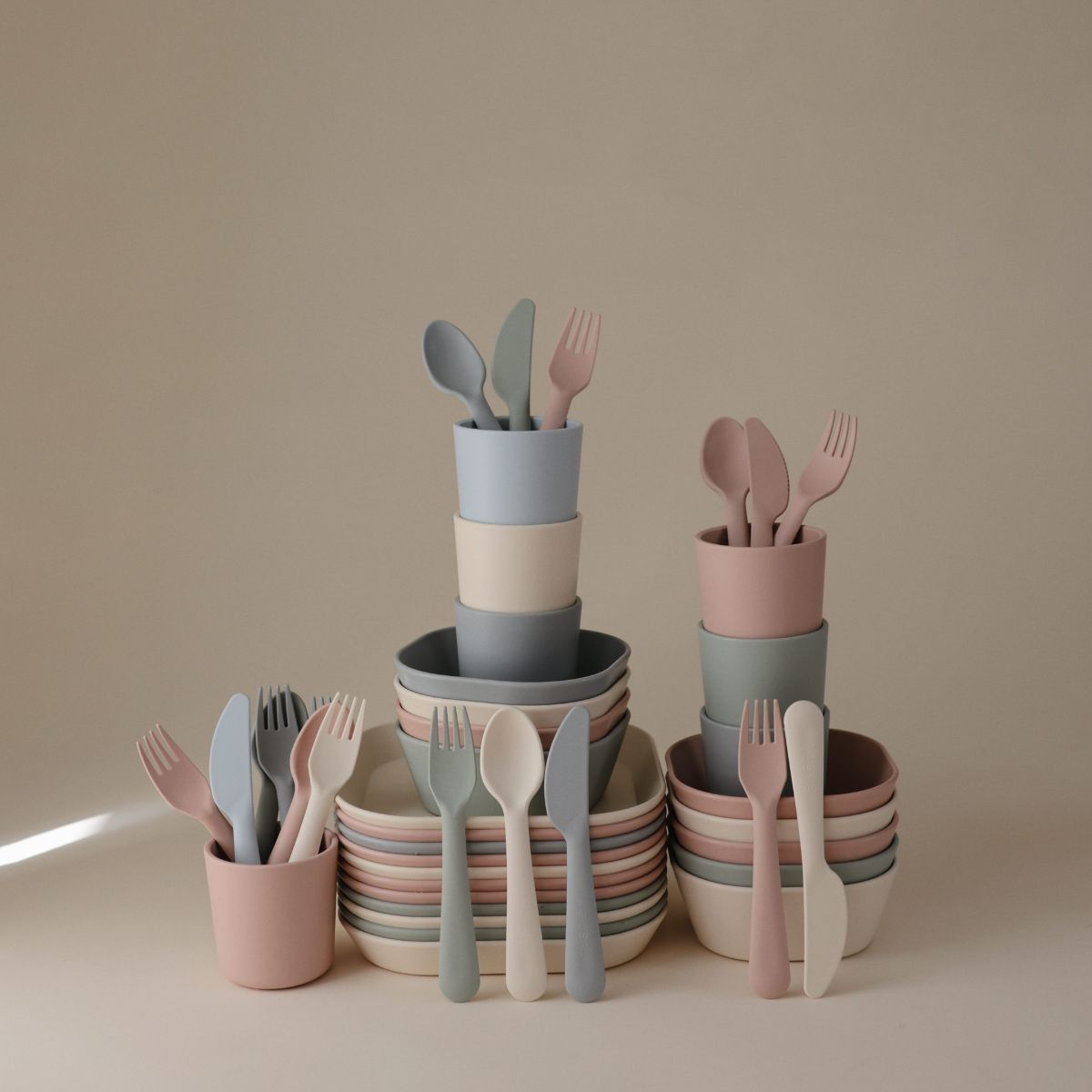 https://www.vanastenbabysuperstore.nl/media/catalog/product/8/2/8292800270_2_bestekset_mushie_sage.jpg