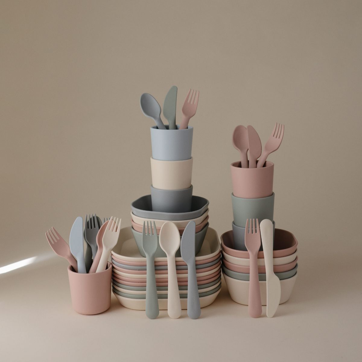 https://www.vanastenbabysuperstore.nl/media/catalog/product/8/2/8292800271_2_bestekset_mushie_ivory.jpg