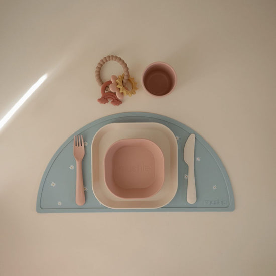 https://www.vanastenbabysuperstore.nl/media/catalog/product/8/2/8292800272_2_bestekset_mushie_blush.jpg