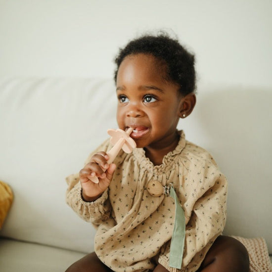 https://www.vanastenbabysuperstore.nl/media/catalog/product/8/2/8292820008_2_speenketting_mushie_linnen_olivesand.jpg