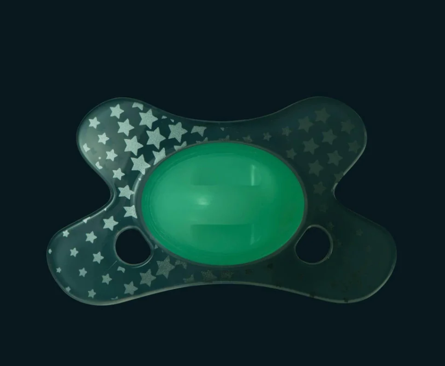 https://www.vanastenbabysuperstore.nl/media/catalog/product/8/5/8502800105_2_fopspeen_difrax_dental_12_mnd.png