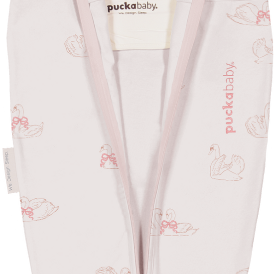 https://www.vanastenbabysuperstore.nl/media/catalog/product/9/3/9352150138_2_slaapzak_puckababy_mini_3-6mnd_swans_1.png