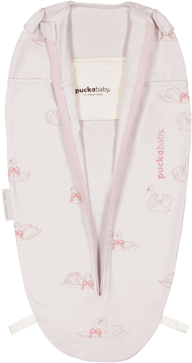 https://www.vanastenbabysuperstore.nl/media/catalog/product/9/3/9352150138_2_slaapzak_puckababy_mini_3-6mnd_swans_1.png