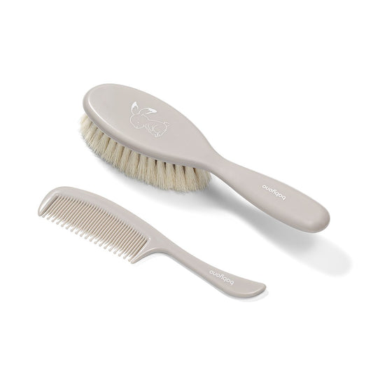 https://www.vanastenbabysuperstore.nl/media/catalog/product/9/4/9422110023_1_kapset_kam_borstel_babyono_supersoft_grey.jpg