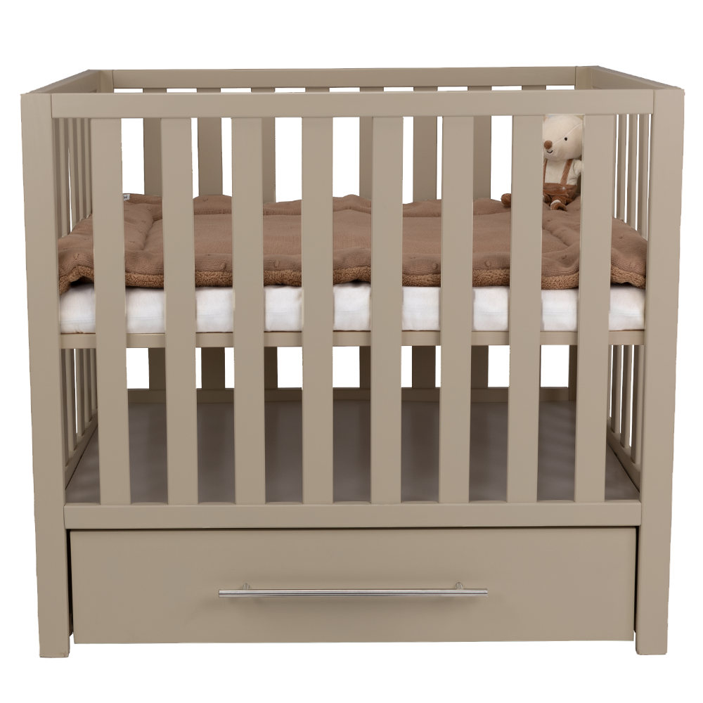 https://www.vanastenbabysuperstore.nl/media/catalog/product/9/5/9511500011_02_box_patryk_met_lade_sand.png