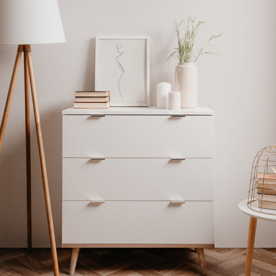 https://www.vanastenbabysuperstore.nl/media/catalog/product/9/5/9580020003_1_commode_finori_goteborg_3lades_wit.jpg