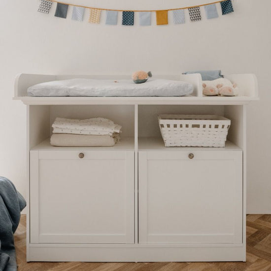 https://www.vanastenbabysuperstore.nl/media/catalog/product/9/5/9580020011_1_commode_finori_landwood_wit_incl_opzet.jpg