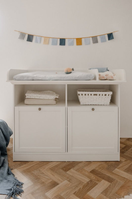 https://www.vanastenbabysuperstore.nl/media/catalog/product/9/5/9580020011_1_commode_finori_landwood_wit_incl_opzet.jpg