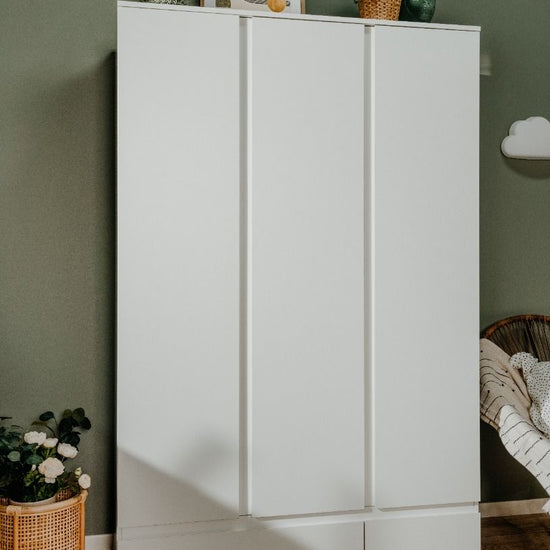 https://www.vanastenbabysuperstore.nl/media/catalog/product/9/5/9580040009_1_kast_finori_image_wit_3deurs.jpg