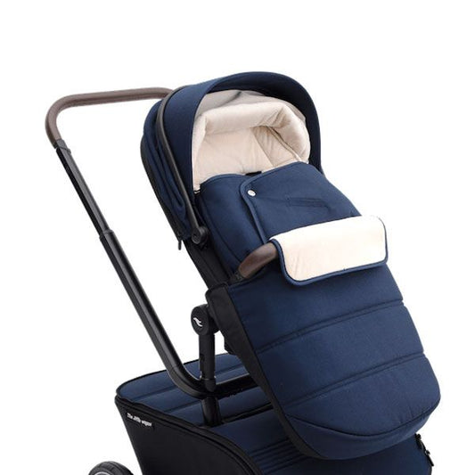 https://www.vanastenbabysuperstore.nl/media/catalog/product/9/8/9811120003_1_voetenzak_the_jiffle_blue.jpg