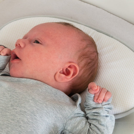 https://www.vanastenbabysuperstore.nl/media/catalog/product/9/9/9922100224_2_ergonomisch_hoofdkussen_doomoo_basic_baby_pillow.jpg