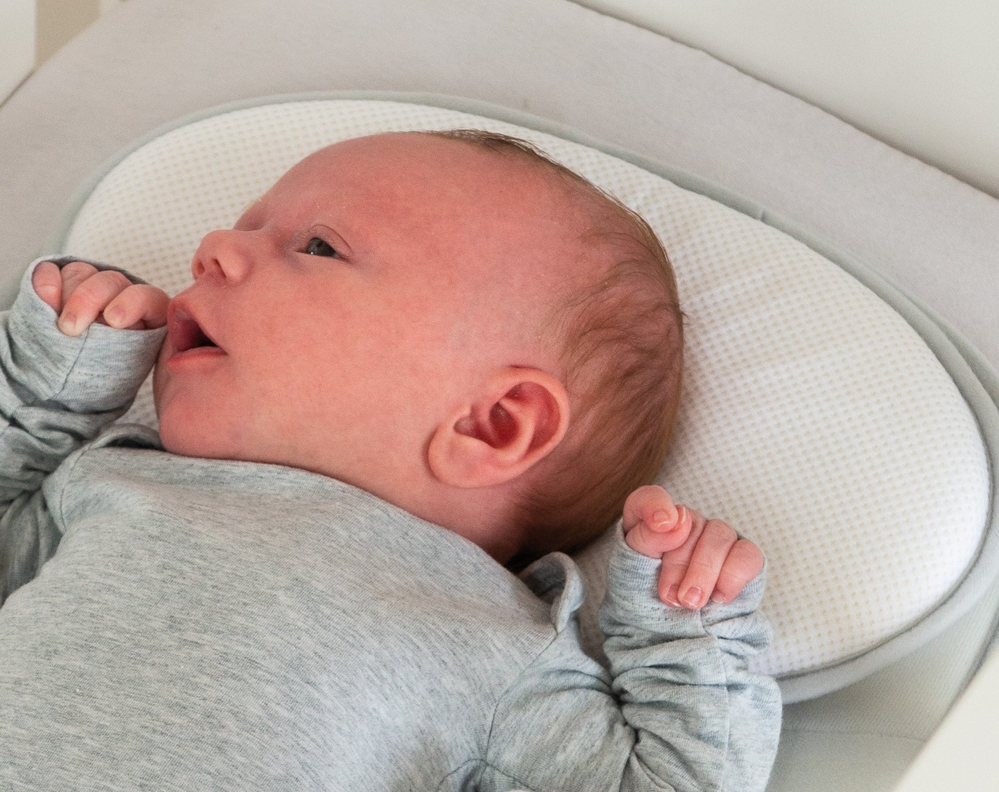 https://www.vanastenbabysuperstore.nl/media/catalog/product/9/9/9922100224_2_ergonomisch_hoofdkussen_doomoo_basic_baby_pillow.jpg