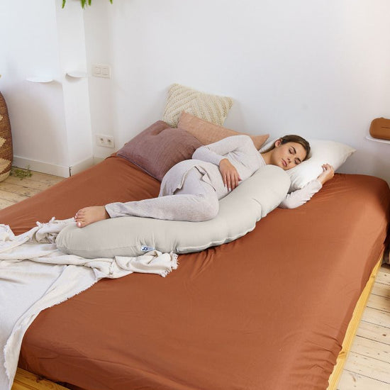 https://www.vanastenbabysuperstore.nl/media/catalog/product/9/9/9922100256_2_voedingskussen_zwangerschapskussen_doomoo_buddy_tetra_jersey_sand.jpg