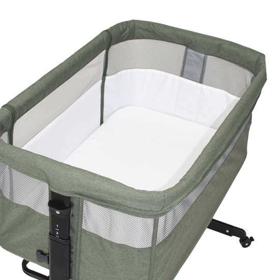 https://www.vanastenbabysuperstore.nl/media/catalog/product/9/9/9960060002_2_cosleeper_novi_at_homer_goodnight_green_melange.png