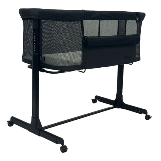 https://www.vanastenbabysuperstore.nl/media/catalog/product/9/9/9960060004_1_cosleeper_novi_at_homer_kyan_luxe_dark_greyblack_11_1768246849.png