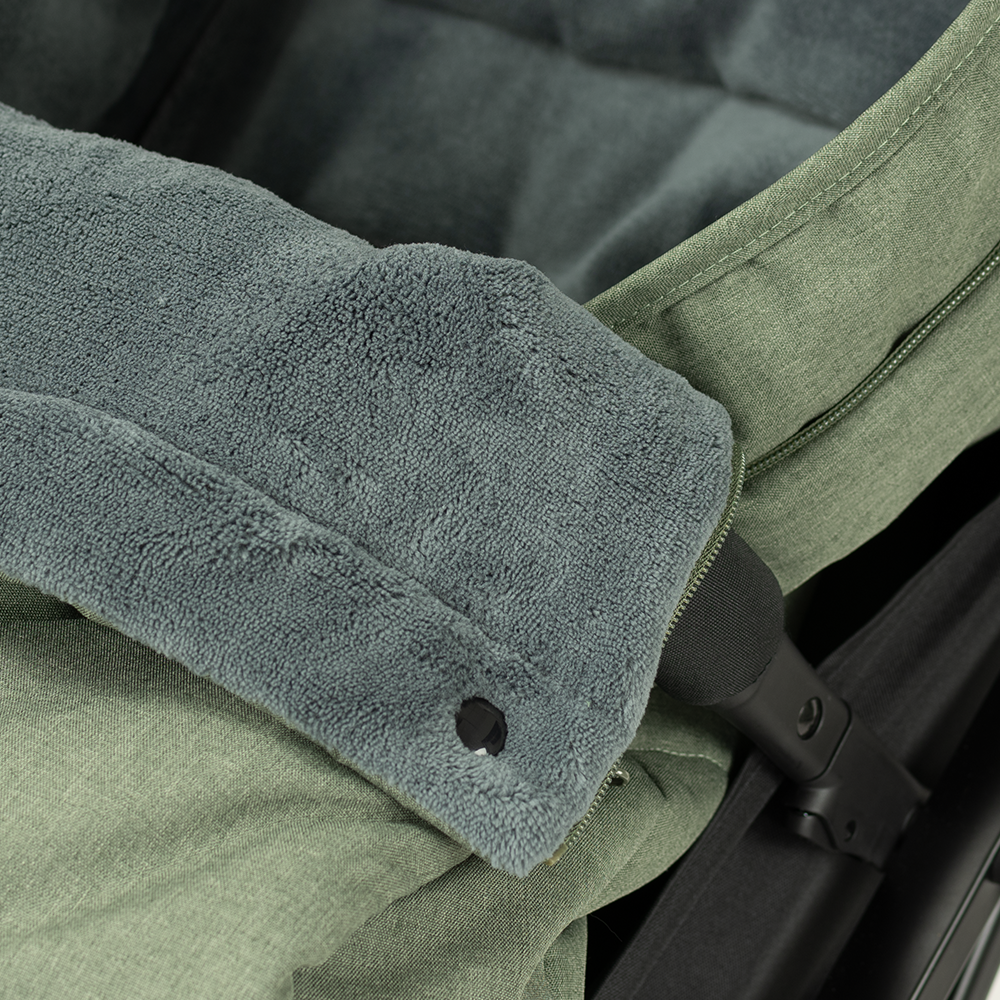 https://www.vanastenbabysuperstore.nl/media/catalog/product/9/9/9961120167_2_voetenzak_novi_babyr_uni_cozy_green_melange_1768248810.png