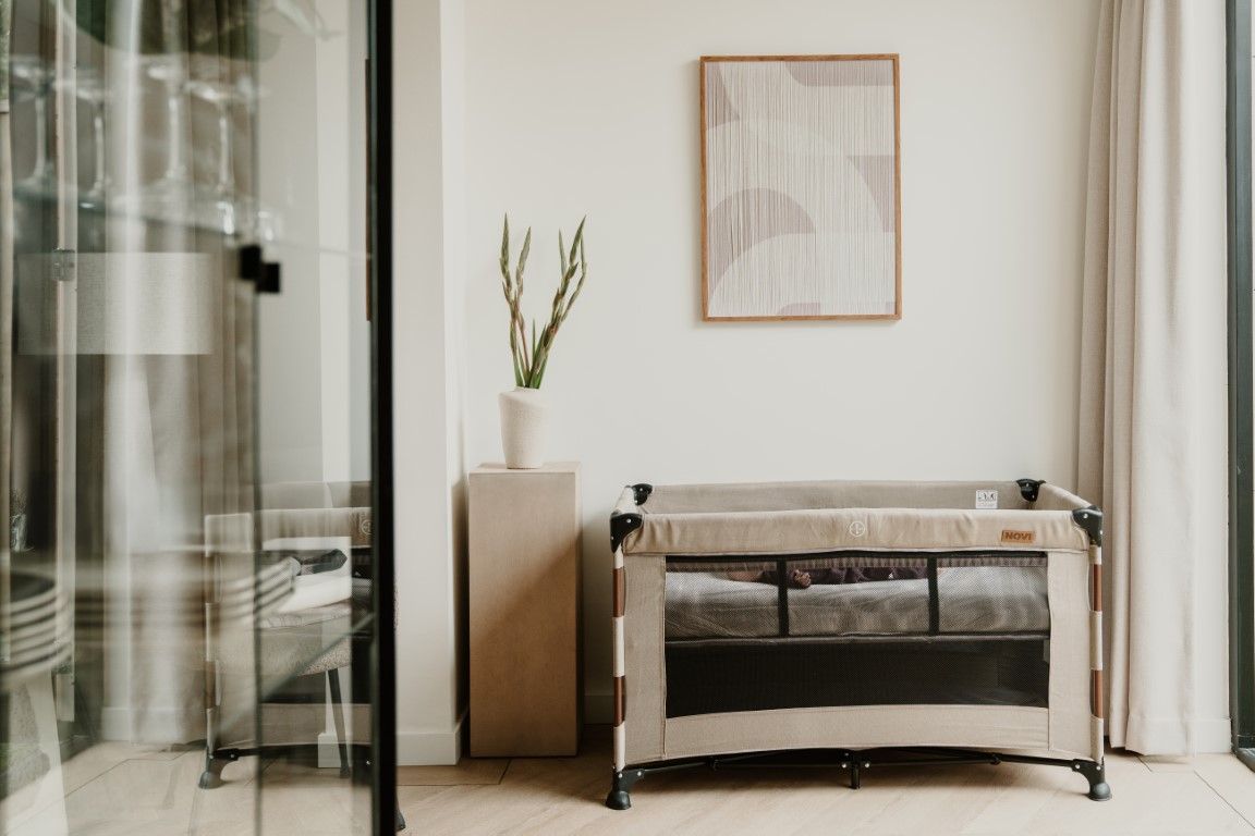 https://www.vanastenbabysuperstore.nl/media/catalog/product/9/9/9961400022_2_campingbed_novi_babyr_nora_premium_walnuttimeless_taupe.jpg