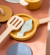 Flexa Play Keukenset - Pot en pan - Mustard/Natuurlijk hout - Flexa - OneSize - Speelkeukens