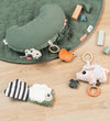 Done by deer Kussen m. Activiteitenspeelgoed - Tiny Farm - Groen - Done by Deer - OneSize - Activiteitenspeelgoed