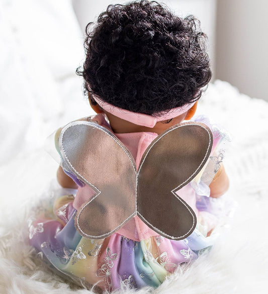 Tiny Treasures Pop m. Zwart krullend haar - Vlinderdas/Rainbow - Tiny Treasures - OneSize - Poppen