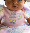 Tiny Treasures Pop m. Zwart krullend haar - Vlinderdas/Rainbow - Tiny Treasures - OneSize - Poppen