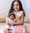 Tiny Treasures Pop m. Zwart krullend haar - Vlinderdas/Rainbow - Tiny Treasures - OneSize - Poppen