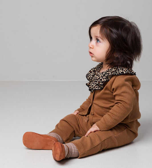 MarMar Romper - l/s - Bibbi - Bruin Luipaardprint m. Ruche - MarMar - 74 - Rompers Lange Mouw