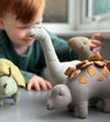 ThreadBear Knuffel - 25 cm - Steggy de dinosaurus - ThreadBear - OneSize - Knuffels