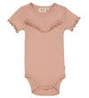 Wheat Romper s/s - Rib - Rose Down m. Ruffle - Wheat - 62 - Rompers Korte Mouw