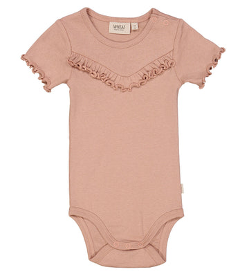 Wheat Romper s/s - Rib - Rose Down m. Ruffle - Wheat - 62 - Rompers Korte Mouw