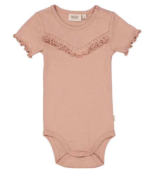 Wheat Romper s/s - Rib - Rose Down m. Ruffle - Wheat - 62 - Rompers Korte Mouw