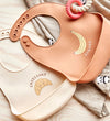 OYOY Slabbetjes - Silicone - 2 st. - Yummy+ - Caramel/Boter - OYOY - OneSize - Slabbetjes