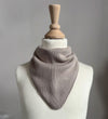 Pine Cone Babyslabbetje - Gebreid - Leo - 36,5x22 cm - Beige - Pine Cone - OneSize - Kwijlsjaaltjes