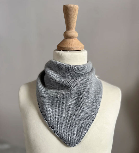 Pine Cone Babyslabbetje - Gebreid - Leo - 36,5x22 cm - Grey Mela - Pine Cone - OneSize - Kwijlsjaaltjes