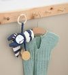 Sebra Activiteitenspeelgoed - De wasbeer Rebel - 18 cm - Blauw - Sebra - OneSize - Activiteitenspeelgoed